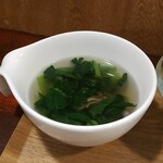 キッチン ブルー グローブ - ほうれん草スープのアップ