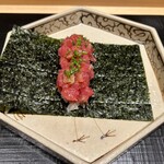 日本料理 柳燕 - まぐろといぶりがっこの海苔巻き