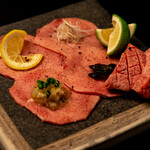 焼肉 喰心 - タンの2種盛り