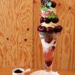 カフェ・ド・リオン パレット - 【2024.05】カスタードチェリーパイとピスタチオのパフェ(税込2,508円)