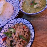 タイ・イサーン料理 ヤムヤム - ハーフガパオとハーフゲンキョーワン