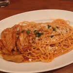 ラ パンダ ジャッラ - チキンとトマトペーストのスパゲッテイ