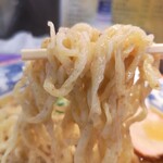 Miraku - 全粒粉が混ざった「ポチポチ」のある青竹打ちの手切り縮れ麺！麺の「大盛り」の「大盛り」出来ないかな〜！　