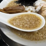 燕三条らーめん潤 - 背脂が覆っていますが、見た目ほどコッテリ感を感じさせません。しっかり煮干が香るスープ