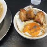 燕三条らーめん潤 - セットのチャーシューエッグ丼(少しコショウを振りました)