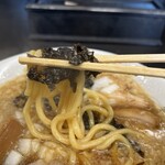 燕三条らーめん潤 - 岩のりを麺に絡めて・・・