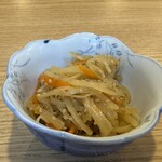 Noto Chokusou Sengyo Jizake To Kawahagi Kimasshi - きんぴらごぼう。美味しかった。七味かけました、沢山。ハチ食品だから、業スーです。辛いのが先行。流石ハチ食品さん。