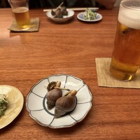 宮わき - 小鉢ふた品を（ツブ貝、和え物）アテに生ビール