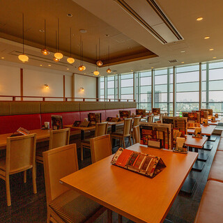 明るくカジュアルな空間で本格インド料理を味わう♪