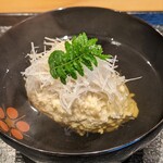 おたぎ - しんじょう。平目のすり身をベースに、毛蟹のほぐし身がたっぷりなしんじょう！しっかりとした旨味の中に丸みを感じるお出汁。丁寧に細く切られた糸生姜は処理がしっかりされているためか、強すきず心地良い清涼感。