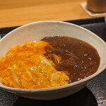 おたぎ - オムハヤシ。出汁と塩気の効いた卵とじと甘めのハヤシライスは相性抜群。
      多めによそっていただいたはずが、こちらもあっという間に完食！