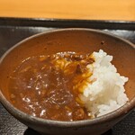 おたぎ - ハヤシライス。八丁味噌や白味噌をベースとしたハヤシは、まろやかで深いコクと甘みと鷹の爪のピリッとした辛みが良いアクセント。とても温かくて、心和むお味。