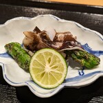 おたぎ - とり貝炭火焼　アスパラガス。ぱつんとした肉厚なとり貝は、柔らかな磯の香りとミルキーな旨味。"アスパラガスも表面は香ばしく、中は水分と芯を感じる焼き具合。
      シンプルながら、とても味わい深い…