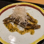 おたぎ - 小鮎　甘酢あん　白髪ねぎ　ペッパー。採れたての小鮎は苦みがまろやかで心地良い。
      かつお出汁を感じる甘塩気のあるタレと、白髪ねぎの清涼感、ペッパーのアクセントが堪らなく食欲をそそります。