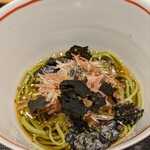 おたぎ - 茶そば。手打ちだとは思えないほどに、均一な太さ。
      そばを啜ると、優しくも深い出汁と共にみょうがの清涼感やのりとそばの実の風味が口いっぱいに広がる。