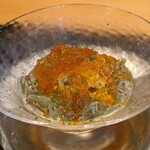 おたぎ - 熊本産天草雲丹　じゅんさい　青ゆずジュレ　卵豆腐。雲丹は臭みは全くなくてまろやかで濃厚な甘みとコク。ジュレは、鰹の綺麗な旨味にゆずの爽やかな香りが鼻を通ります。旨味はしっかり、でも柔らかく軽やか。