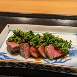 おたぎ - 京都産　平井牛　花山椒。柔らかな牛肉は口溶けが良くて、脂もあっさり。
                                上の実山椒は味付きの出汁でさっと湯洗いされており、山椒特有の辛みはまろやか。和牛らしい味わいを楽しめつつも驚くほどに軽やか。