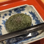 おたぎ - 黒砂糖で炊いたあんこは甘みが深い。
      粒感の残った餅は、よもぎの風味と山椒がほのかに香ります。
      満足感がありつつも、ペロリと食べられちゃう美味しさでした。