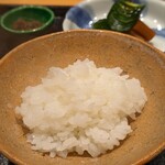 おたぎ - 柔らかい炊きあがりで、とってもミルキーな甘みを感じられます。
      固め炊き好きの私ですが、こんなに柔らか炊きのお米を美味しいと感じたのは初めてでした。