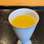 おたぎ - 柑橘のフレッシュジュース。食前杯。勿論繊維っぽさはない滑らかな口当たりなのですが、しっかり果肉を感じる。とっても美味しい！