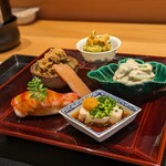 おたぎ - 八寸。全体的に甘めの味わいで、とっても好み。特に、まろやかな甘みの中に、ほのかに辛みの効いたぬた和えと、ホクホク食感のそら豆に、何度も裏ごししたことで濃厚で豆の甘みを感じる白和えがお気に入り！