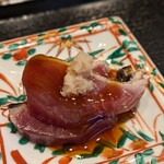 おたぎ - 和歌山串本産　初鰹。鉄っぽさは勿論なく、とろ～んとした口当たりと淡白ながらも深い旨味。
      自家製の生姜ポン酢のタレは、甘みとほんのり酸を感じる味わい。勿論鰹との相性が抜群。