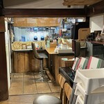 村のピザ屋 カンパーニャ - 店内帳場、写真では分かりにくいが、正面上に、カヌー
      右手上に神棚。