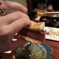 よろにく - 21,500円のコース・ロゼカツサンド　死ぬほど美味しい…お肉がむにゅーっと歯を使わなくても唇で噛み切れるような何とも言えない柔らかさ、うまい表現が見つからないくらい美味しいし柔らかい…
