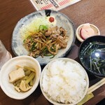 家庭料理居酒屋 よってって - ♪豚肉青椒肉絲定食 ¥700