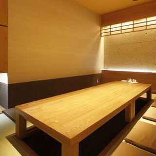 【自然素材を使った暖かい雰囲気の掘りごたつ個室】