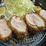 とんかつ 田 - 赤味が残る良い揚げ具合