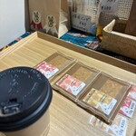 ChocolaBit Lab. - 手前の黒いフタがショコラドリンク、３つ並べた国名の包みが購入したビーントゥバーです。