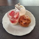 お菓子のブティックモンパクトル - 料理写真:生フルーツゼリー(いちご)、天使のたまごプリン、シュークリーム
