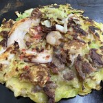 お好み焼き 多美也 - 三品卵入り（もつ、きも、いか。デコレーション前）