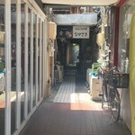 npura - この奥 右側に 店舗入口