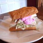 Hachihare - 米粉のフォカッチャ サンドの塩麹蒸し鶏とビーツのナッツソース