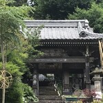 Kayanoki - すぐ隣の富貴寺の門