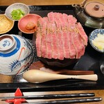 Nikukyuutei - 近江牛のひつまぶし（味噌汁・漬物・薬味・出汁）