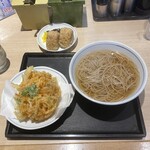 ウエストうどん - 料理写真:かき揚げそば@590+かしわおにぎり一皿300