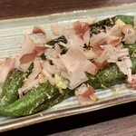 宵ノねこ - 万願寺甘長唐辛子 炭炙り焼き