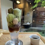 Umezono Kafe Ando Gyarari - 新緑の若葉が滴るお庭をバックに鮮やかな緑色の抹茶パフェ。映えるでしょ♥️