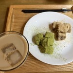 Umezono Kafe Ando Gyarari - 相方さんの「わらび餅」と「黒糖ミルク」ふるふるのわらび餅は「梅園」さんの看板メニューです✩.*˚