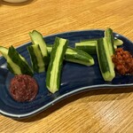居酒屋 三平 - 梅&もろみそ　きゅうり　590円