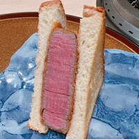 銀座 ちかみつ 六丁目 - こちらのスペシャリテのフィレカツサンド。ソースがガーリックバター風味にバージョンアップ