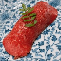 銀座 ちかみつ 六丁目 - 群馬県産黒毛和牛のフィレです。柔らかい。歯が要らない。酢飯も山葵も焼肉用のタレも木の芽も香りも揃ってパーフェクトな味わい。