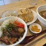 GYO-ZA FUJITATA - 半ラーメン餃子定食 ライスを焼豚丼へ変更