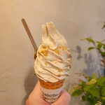 ジェラテリア アクオリーナ - ヘーゼルナッツプラリネのソフトクリーム