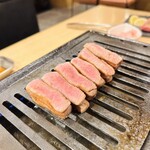 Yakiniku tonbi - 厚切り生タン塩