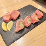 Yakiniku tonbi - 噂のネギタン塩、厚切り生タン塩