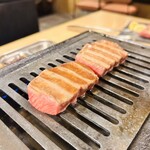 Yakiniku tonbi - 厚切り生タン塩